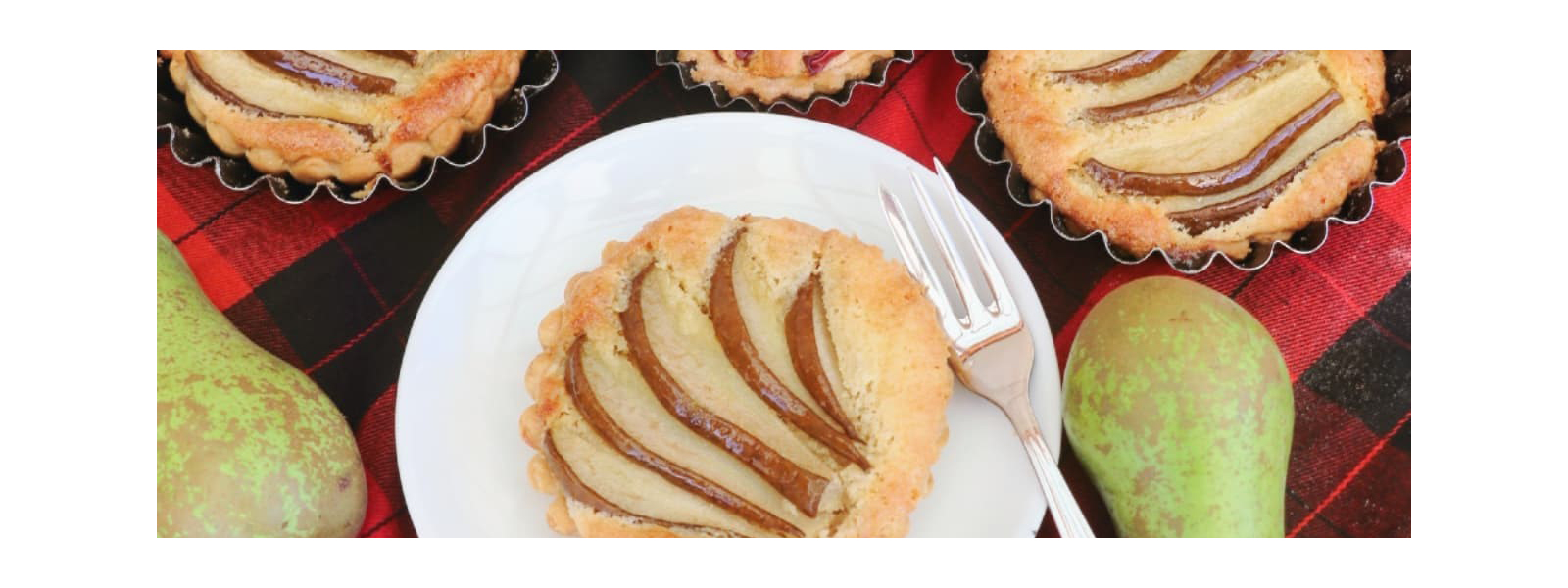 Tartaletky z křehkého těsta s mandlovou frangipane náplní, ovocem a javorovým sirupem